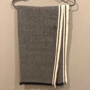 Black and white scarf